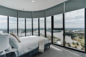 Panoramic Lake View 2-Bed with Pool, Gym and BBQ
